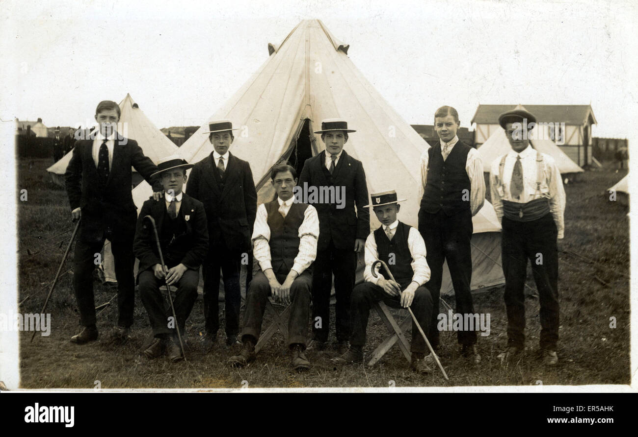 Gruppe von Campern in Strohhüten, unbekannter Standort Stockfoto
