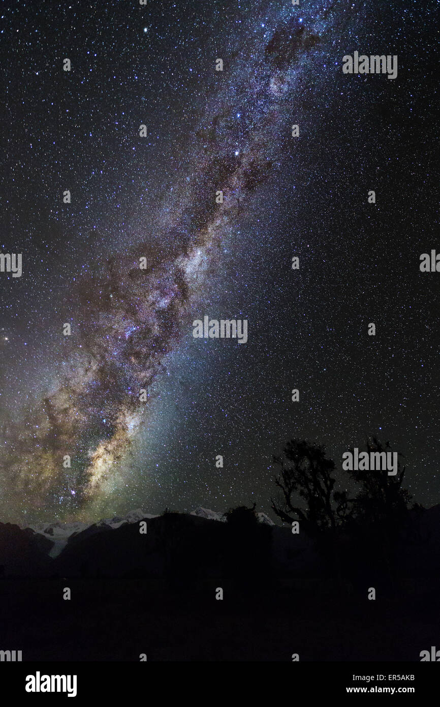 Die Milchstraße ist sehen, als ob es aus der Fox-Gletscher und Mt. Cook in Neuseelands Südalpen stiegen. Stockfoto