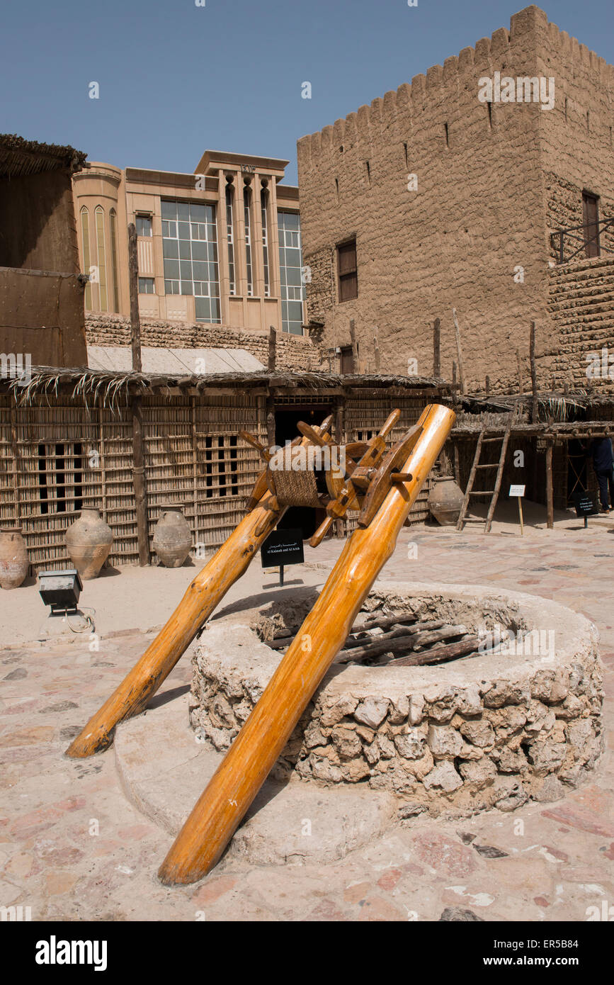 Vereinigte Arabische Emirate, Dubai. Dubai Museum auf dem Gelände der Al Fahidi Fort, ca. 1787. Alter Brunnen. Stockfoto