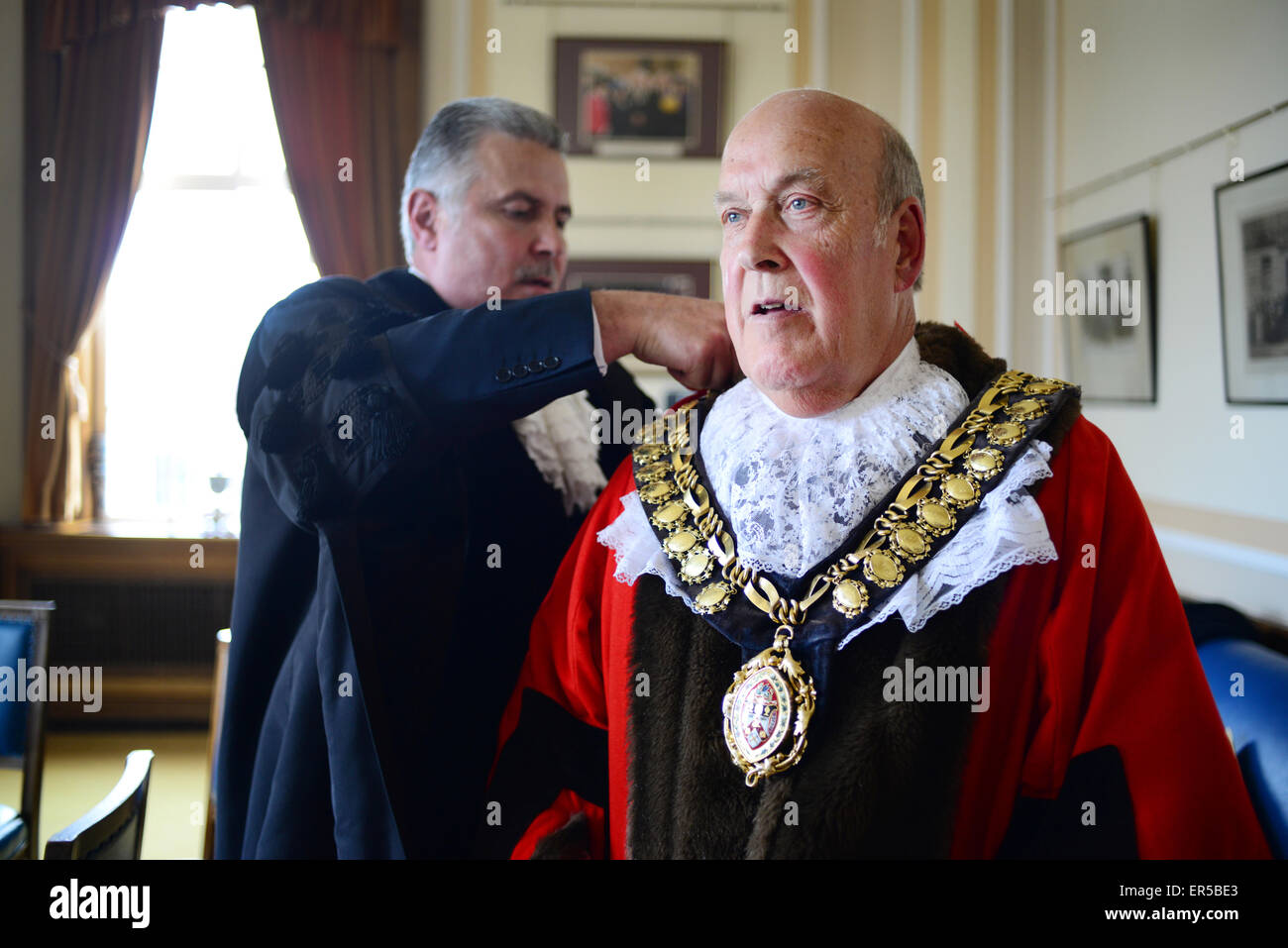 Bürgermeister von Barnsley 2015/16 Stadtrat Brian Mathers seine Kette des Büros im Barnsley Rathaus empfangen. Bild: Scott Bairstow Stockfoto