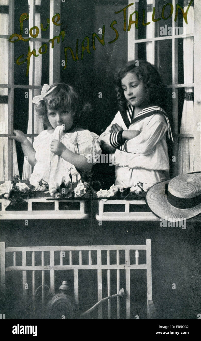 Zwei Junge Mädchen - Souvenir, Nanstallon, Cornwall Stockfoto