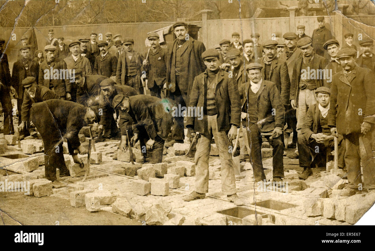 Arbeiter verlegen Straßenbahn Spur, England.  1900er Jahre Stockfoto