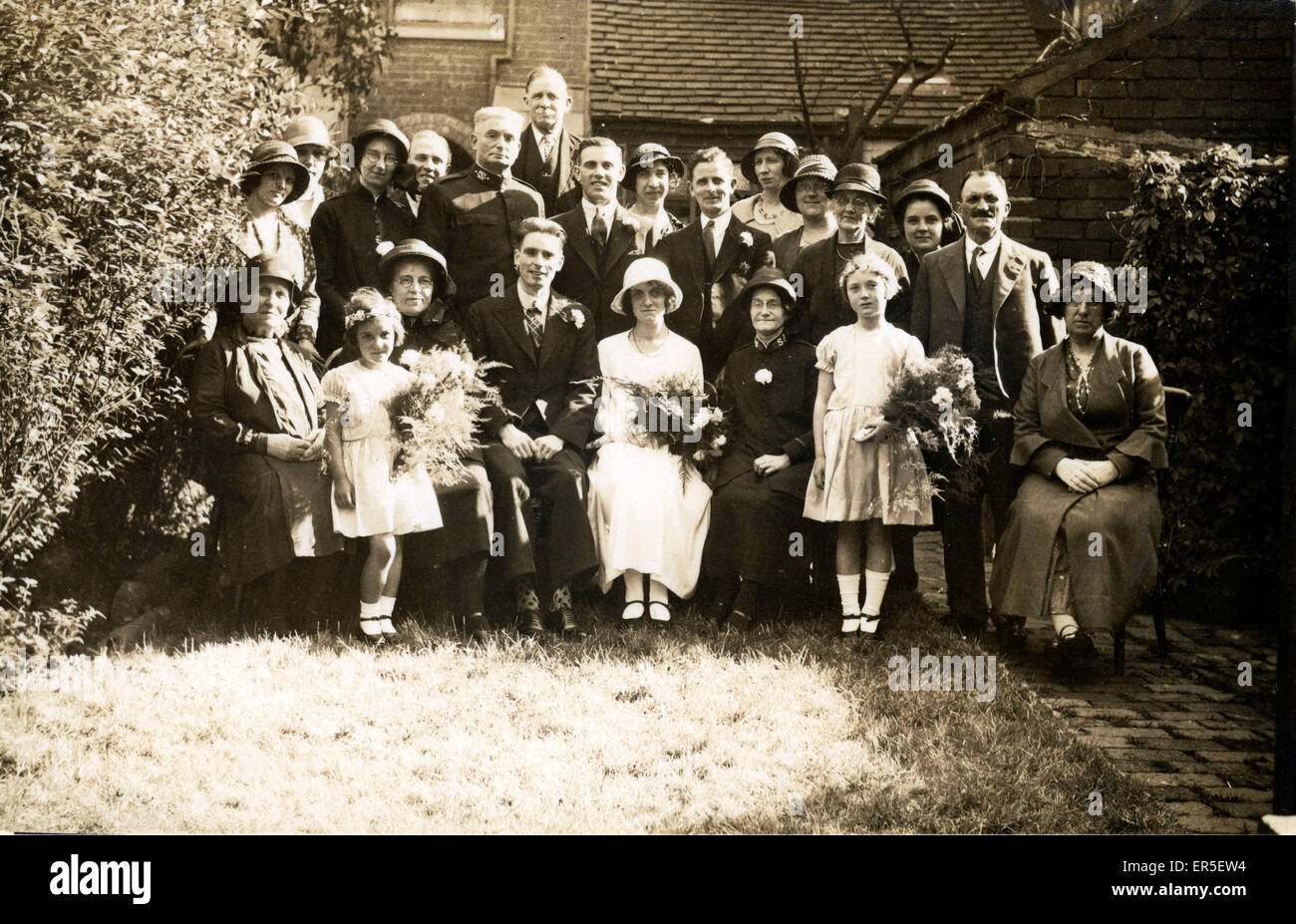Hochzeitsgruppe in Garden, Old Hill, Warwickshire Stockfoto