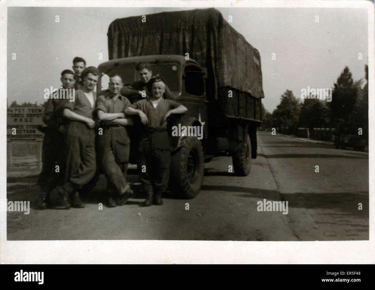 Royal Army Service Corps (RASC) - Männer &amp; Wagen am Eingang zu Geschäften. Weltkrieg zwei 1940er Jahre Stockfoto