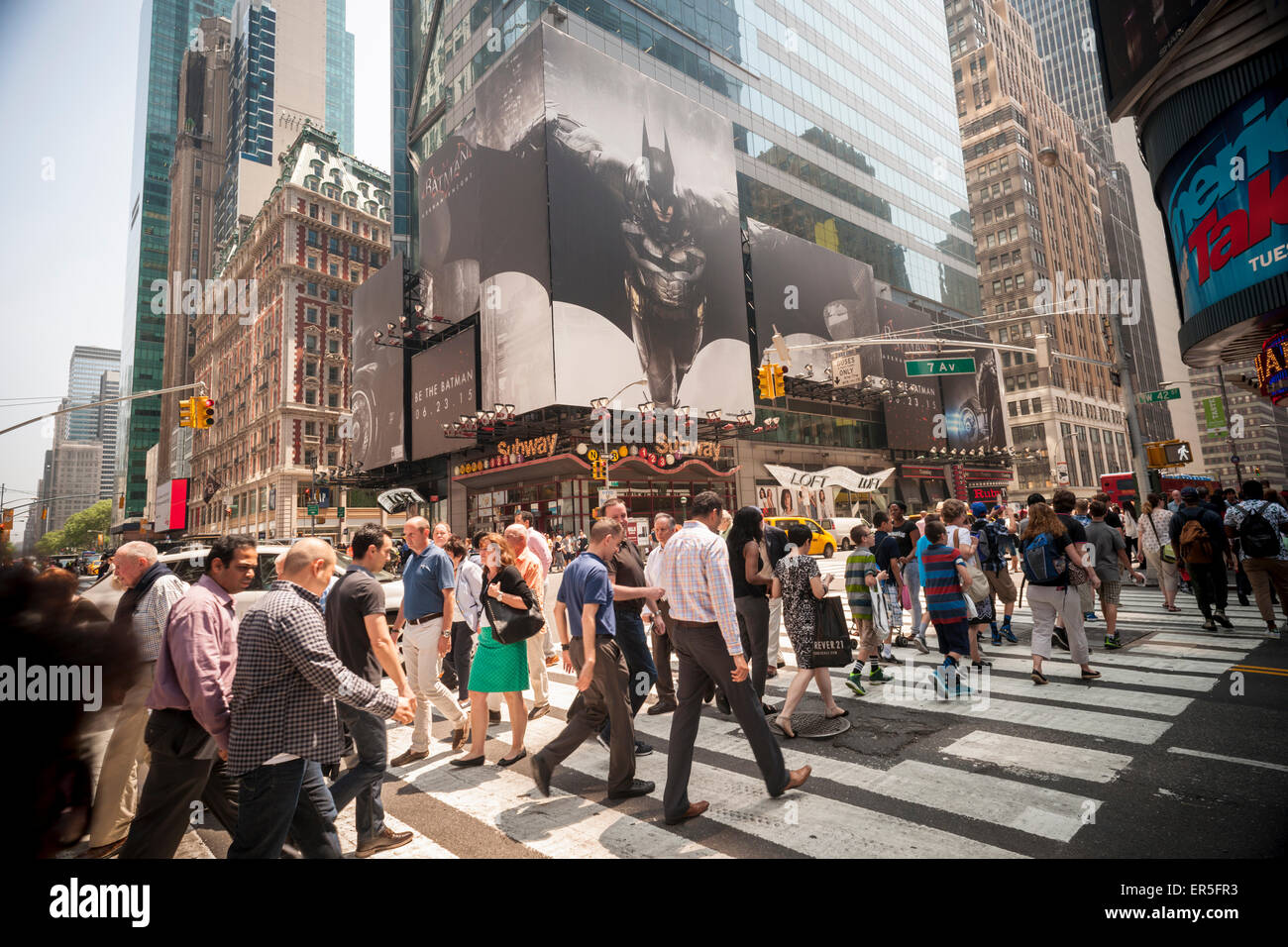 Passant Spaziergang vorbei an Werbung für RocksteadyStudios neue Videospiel "Batman: Arkham Knight ' auf einer Plakatwand am Times Square in New York am Mittwoch, 27. Mai 2015. Das Spiel wird der dritte Teil der Trilogie "Arkham" am 23. Juni verfügbar sein. (© Richard B. Levine) Stockfoto