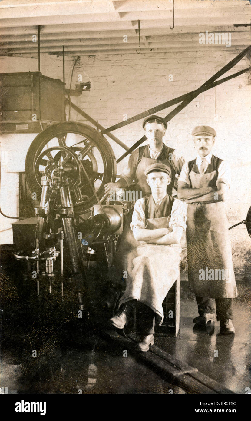 Mühle Textilarbeiter und Maschinen, England.  1900er Jahre Stockfoto