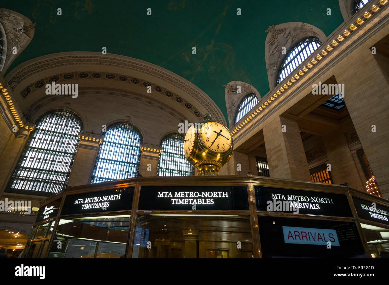 Grand Central Terminal Uhr sitzt oberhalb der Informations-Kiosk GCT New York City Stockfoto