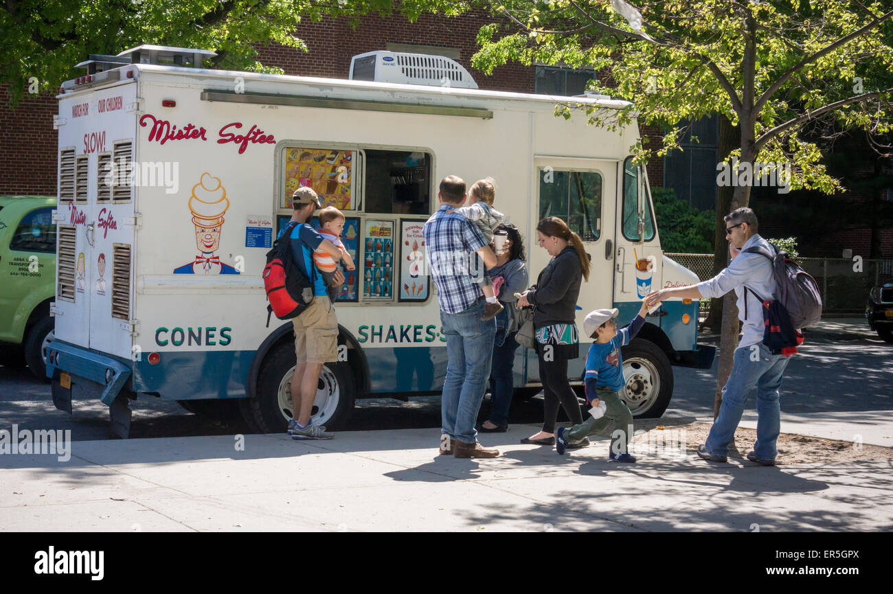 Familien genießen ihre Kinder Herr Softee Eiscreme in der familienfreundlichen, trendige Park Slope Nachbarschaft in Brooklyn in New York auf Samstag, 23. Mai 2015. (© Richard B. Levine) Stockfoto