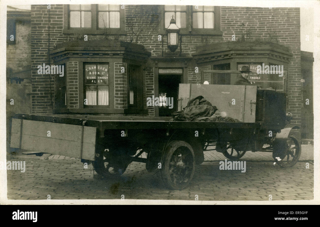 Oldtimer vor dem Old King Cross Inn, King Cross, Yo Stockfoto