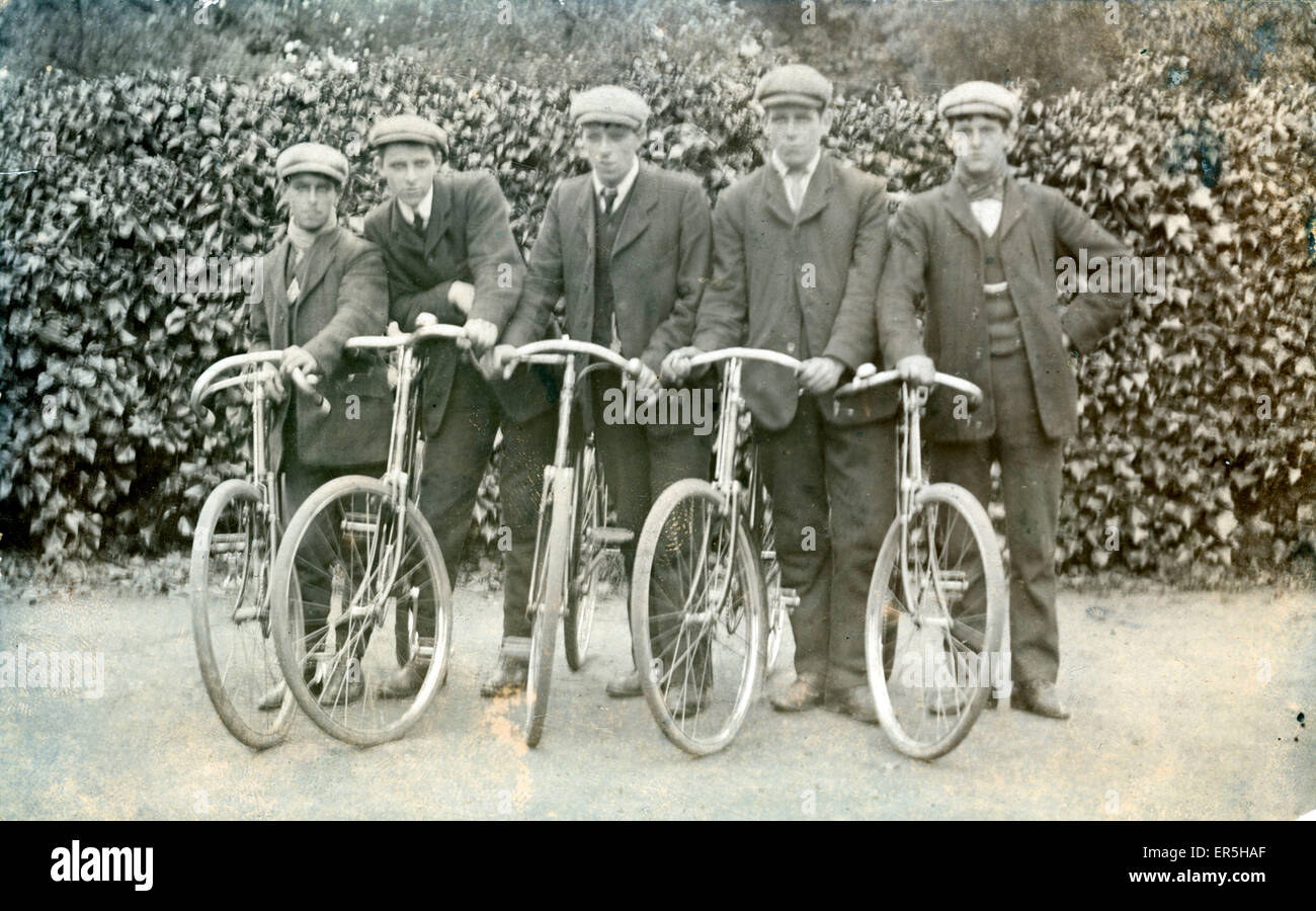 Fünf Radfahrer der zwanziger Jahre.  1920er Jahre Stockfoto