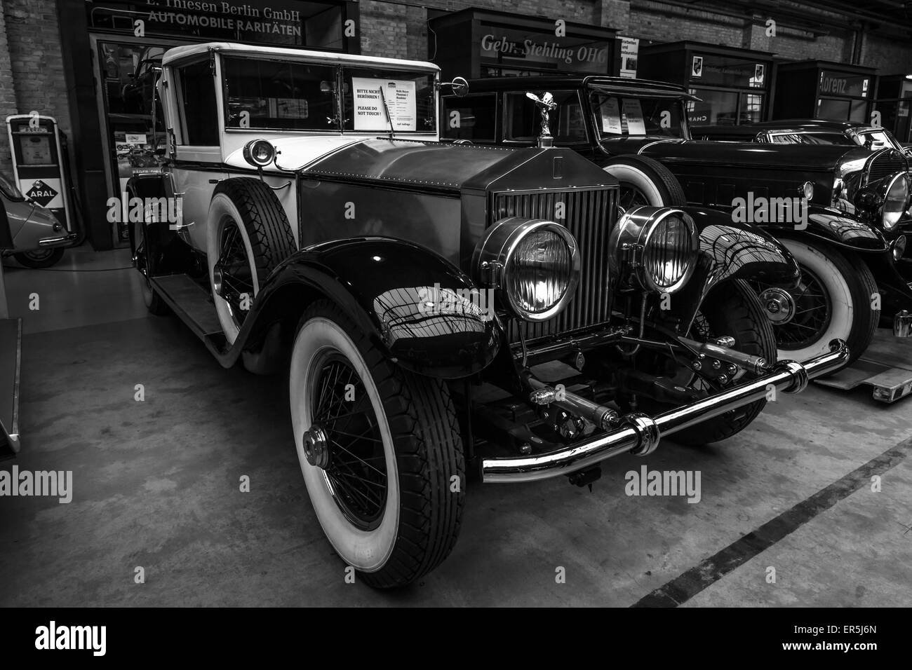 BERLIN - 10. Mai 2015: Oldtimer Rolls-Royce Phantom I, 1927. Schwarz und weiß. Die 28. Berlin-Brandenburg-Oldtimer-Tag Stockfoto