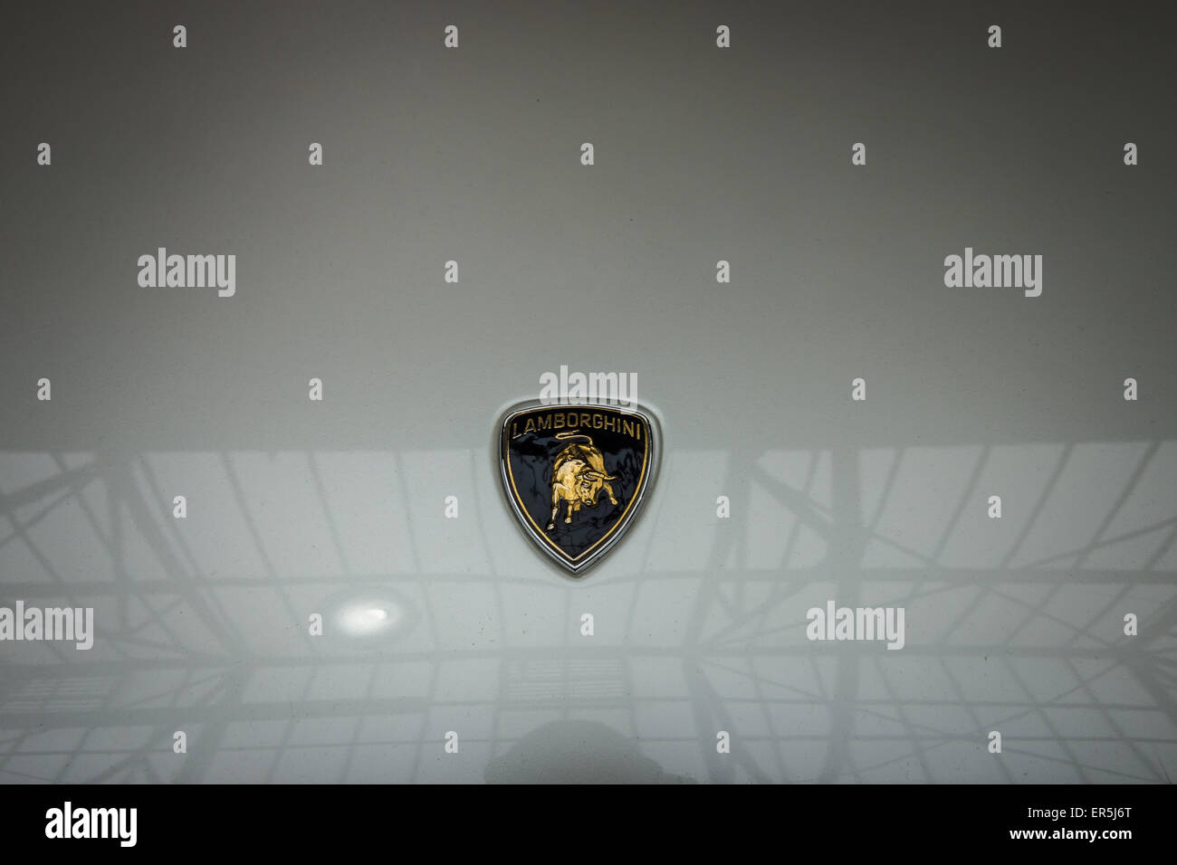Das Logo auf der Motorhaube ein Mittelmotor-Supersportwagen Lamborghini Countach LP 25-jähriges Jubiläum, 1990 Stockfoto
