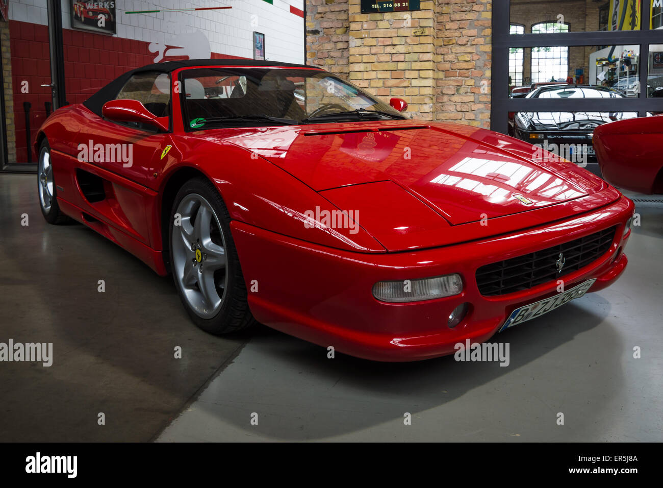 BERLIN - 10. Mai 2015: Sportwagen Ferrari F355 Spider (Typ F129). 28. Berlin-Brandenburg-Oldtimer-Tag Stockfoto
