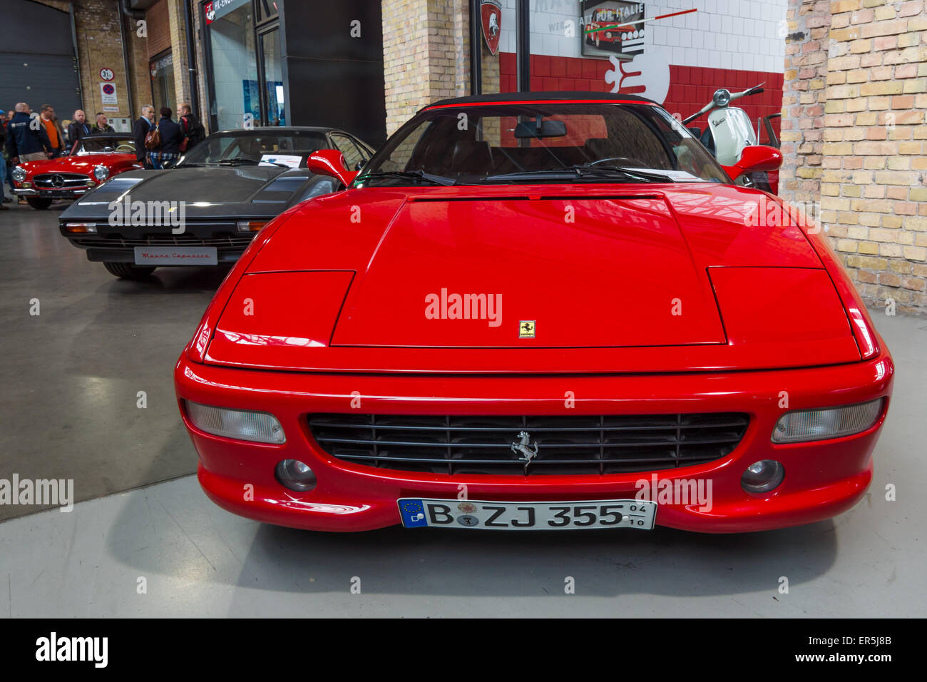 BERLIN - 10. Mai 2015: Sportwagen Ferrari F355 Spider (Typ F129). 28. Berlin-Brandenburg-Oldtimer-Tag Stockfoto
