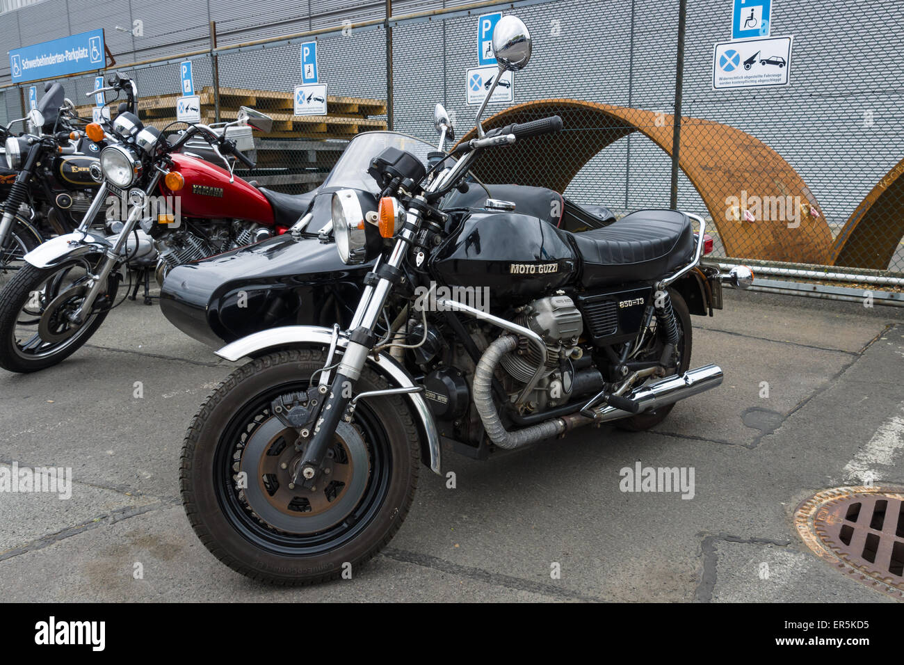 BERLIN - 10. Mai 2015: Vintage Motorrad mit Seitenwagen Moto Guzzi 850T3, 1975. Die 28. Berlin-Brandenburg-Oldtimer-Tag Stockfoto