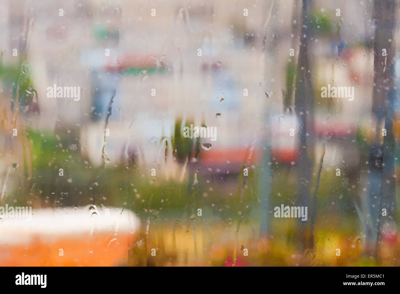 Abstrakte strukturierten Hintergrund des verregneten Fenster mit Blick auf eine verschwommene Landschaft (Unschärfe, Textur-Effekt) Stockfoto