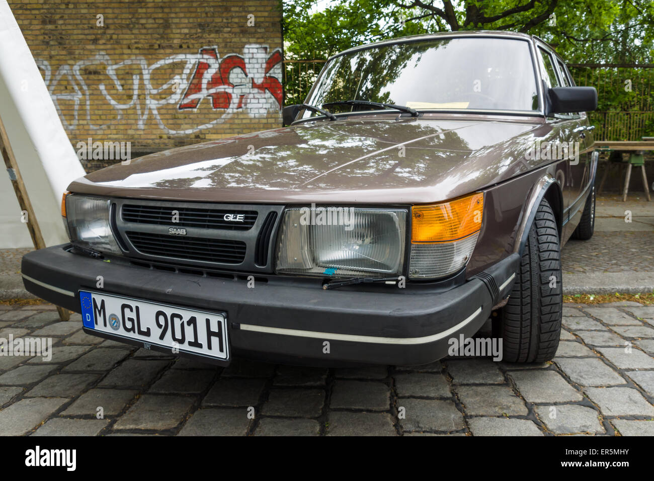 BERLIN - 10. Mai 2015: Kompakte executive Auto Saab 900 GLE, 1983. Die 28. Berlin-Brandenburg-Oldtimer-Tag Stockfoto