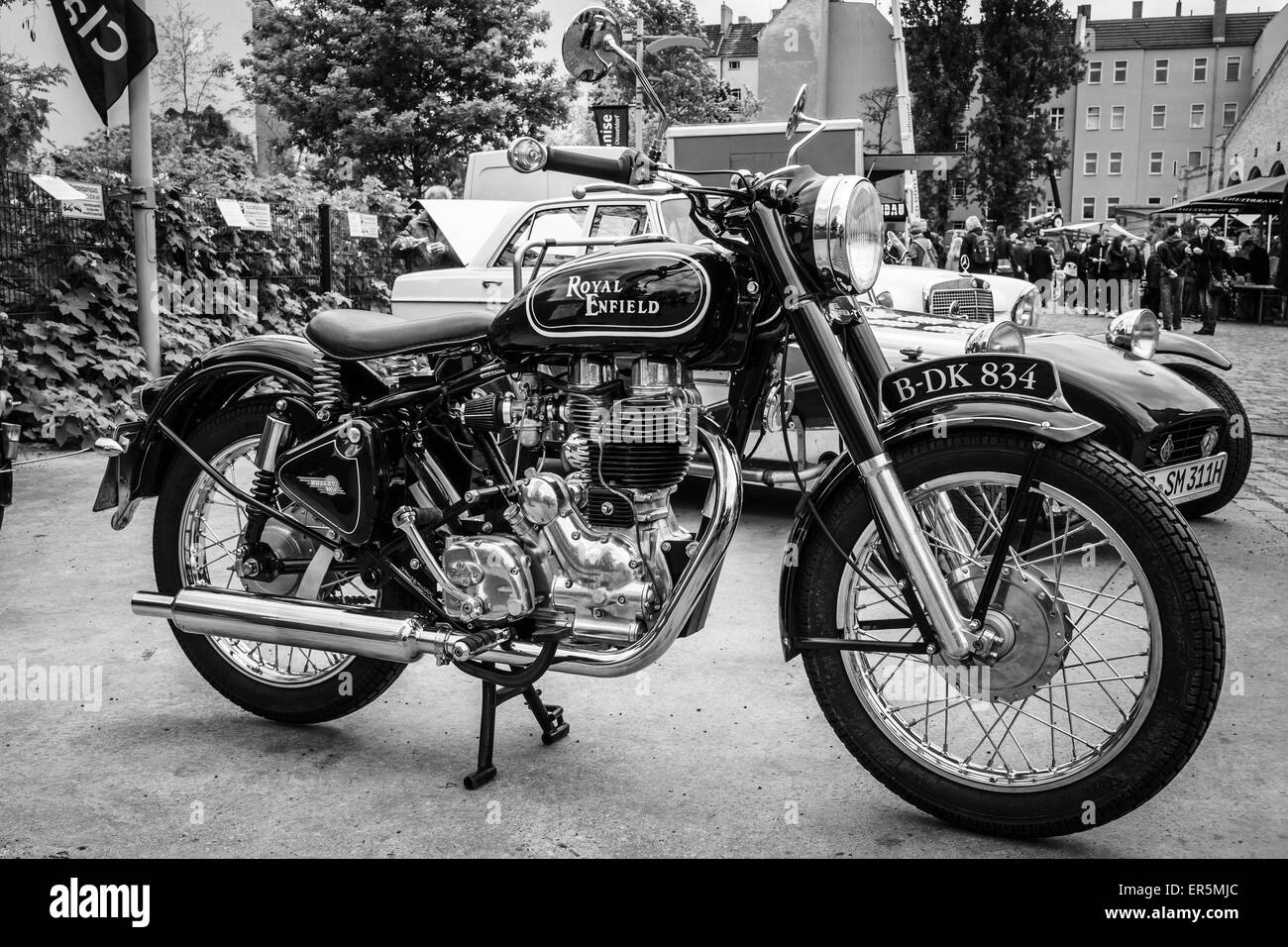 BERLIN - 10. Mai 2015: Motorrad Royal Enfield Bullet 500 Classic. Schwarz und weiß. 28. Berlin-Brandenburg-Oldtimer-Tag Stockfoto