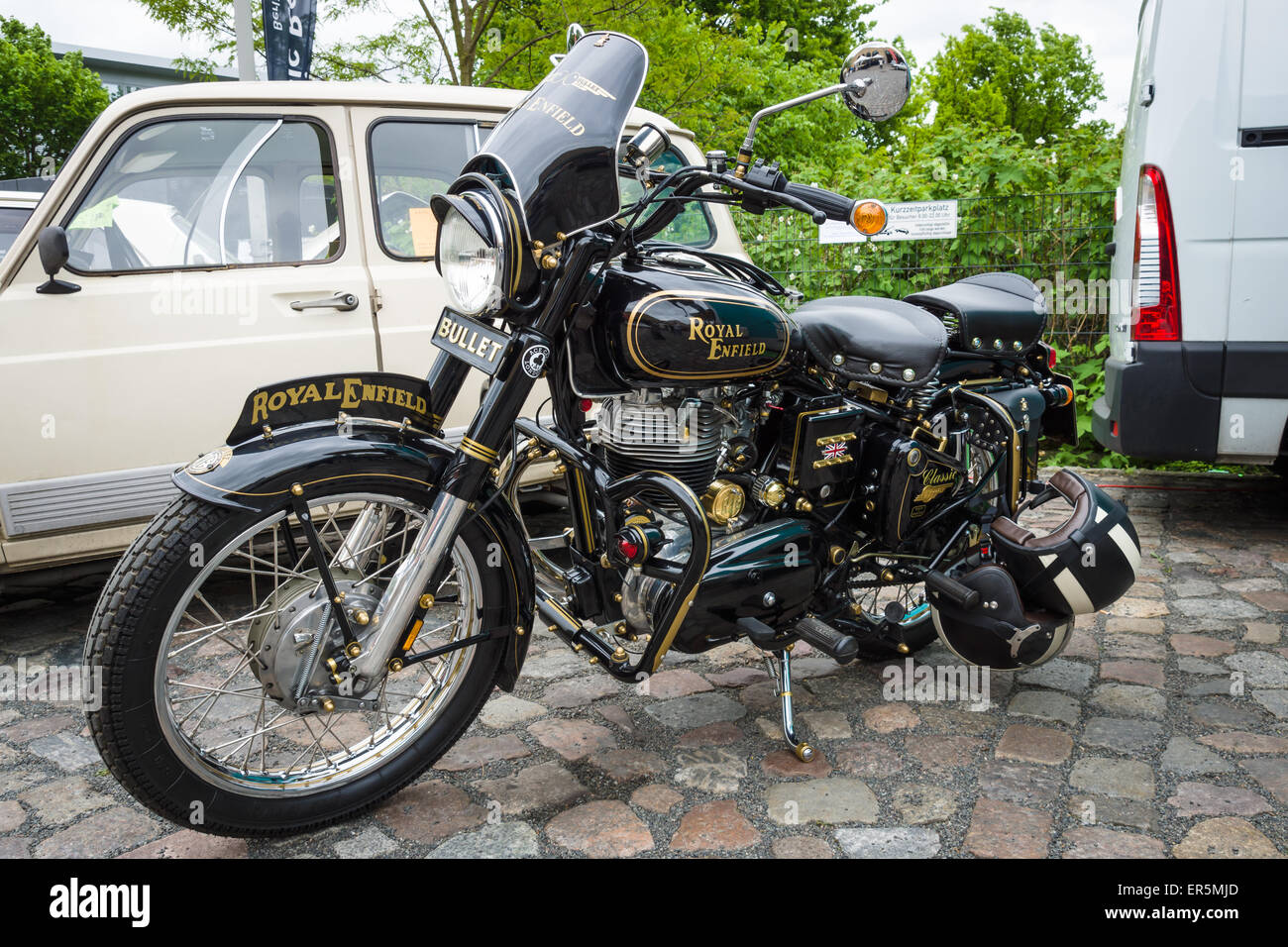 BERLIN - 10. Mai 2015: Motorrad Royal Enfield Bullet 350 Klassiker. 28. Berlin-Brandenburg-Oldtimer-Tag Stockfoto