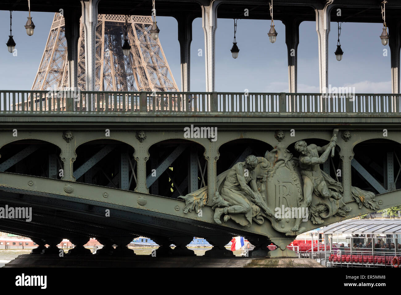 Pont de Bir-Hakeim, Eiffelturm im Hintergrund, Paris, Frankreich, Europa, UNESCO Heritage Sites Weltbank Seine zwischen Pon Stockfoto