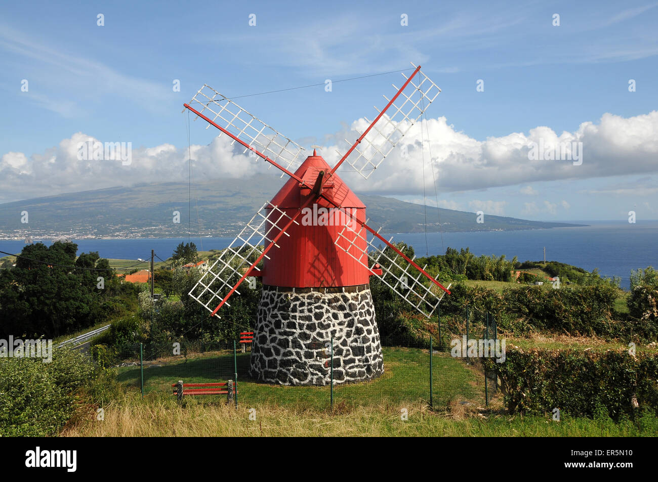 Windmühle über Praia Almoxarife mit Pico Vulcano im Hintergrund, Insel Faial, Azoren, Portugal Stockfoto