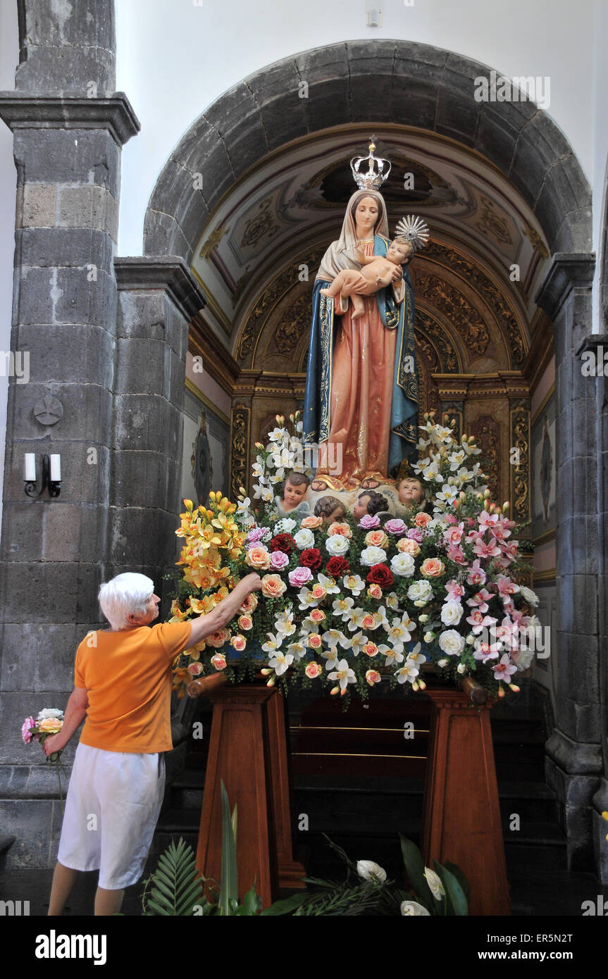 Madonna-Figur verziert mit Blumen, Provocao, Insel von São Miguel, Azoren, Portugal Stockfoto
