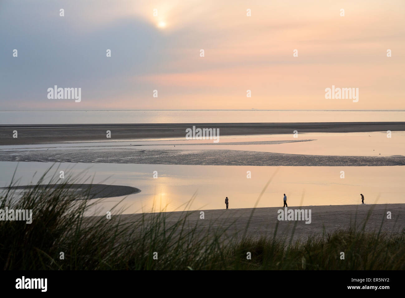 Strand bei Sonnenuntergang, Insel Langeoog, Nationalpark, UNESCO-Weltkulturerbe, Nordsee, Ostfriesischen Inseln, Ostfriesland, niedriger Stockfoto