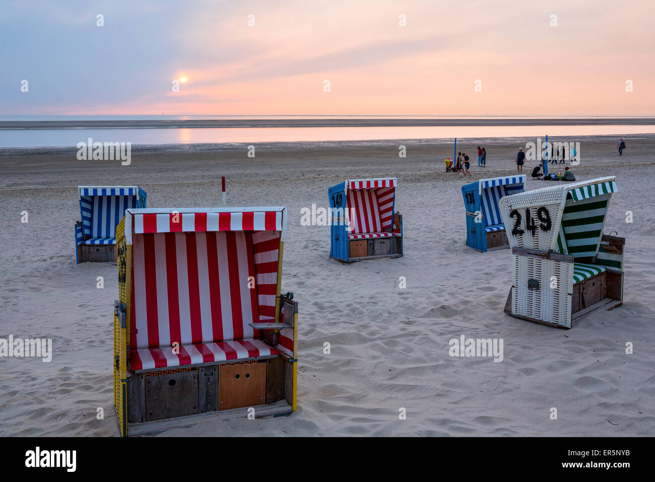 Liegestühle in der Abenddämmerung am Strand, Insel Langeoog, Nordsee, Ostfriesischen Inseln, Ostfriesland, Niedersachsen, Deutschland, Europa Stockfoto