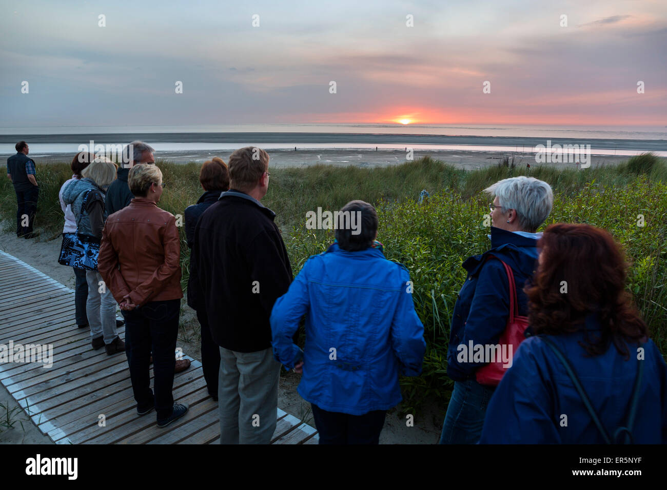 Touristen in den Dünen den Sonnenuntergang, Strand, Insel Langeoog, Nordsee, Ostfriesischen Inseln, Ostfriesland, Niedersachsen, G Stockfoto