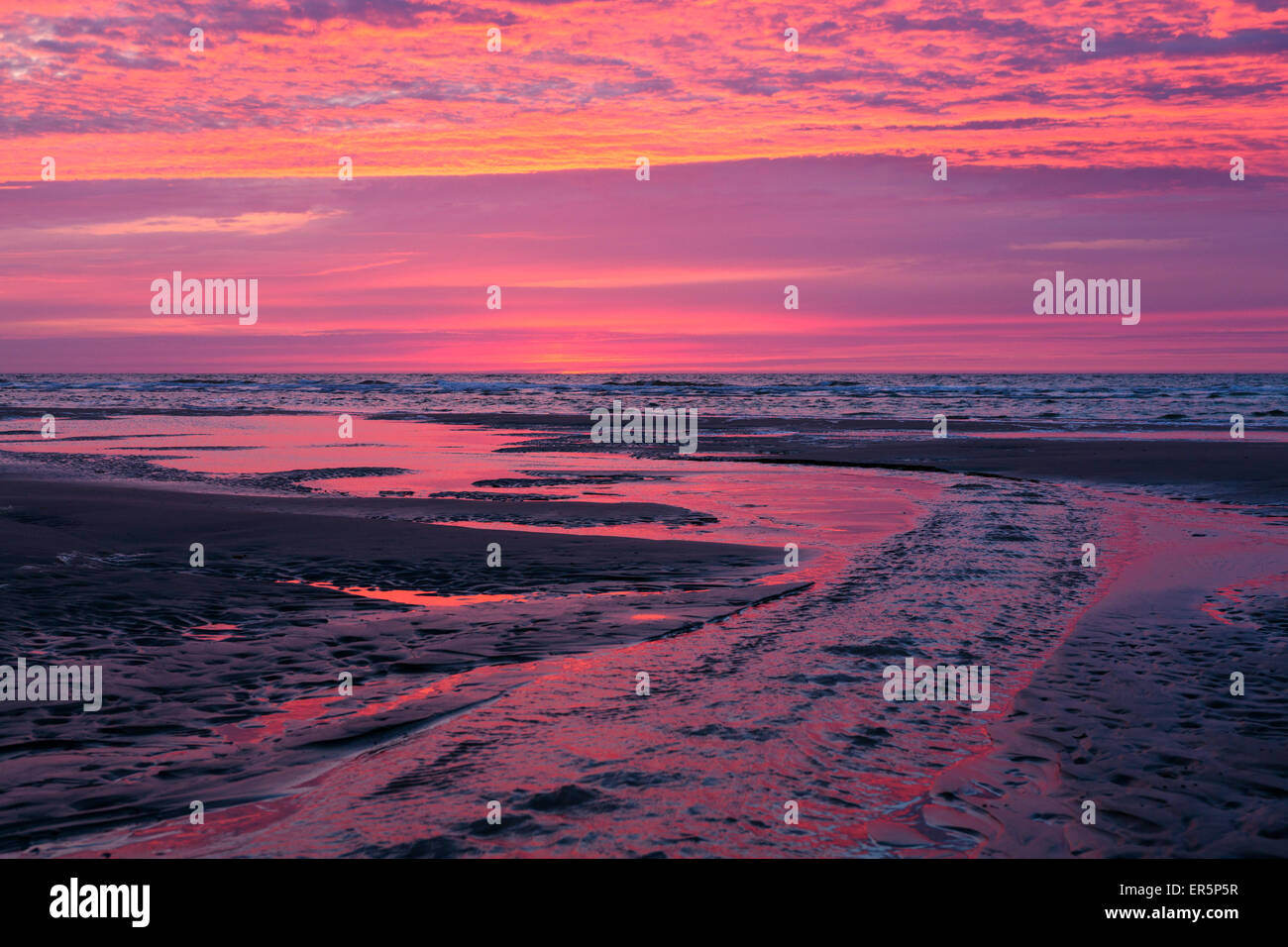 Strand bei Sonnenuntergang, Gezeiten-Kanal, Insel Juist, Nationalpark, Nordsee, Ostfriesischen Inseln, Nationalparks, Unesco-Welt-Welterbekonvention Stockfoto