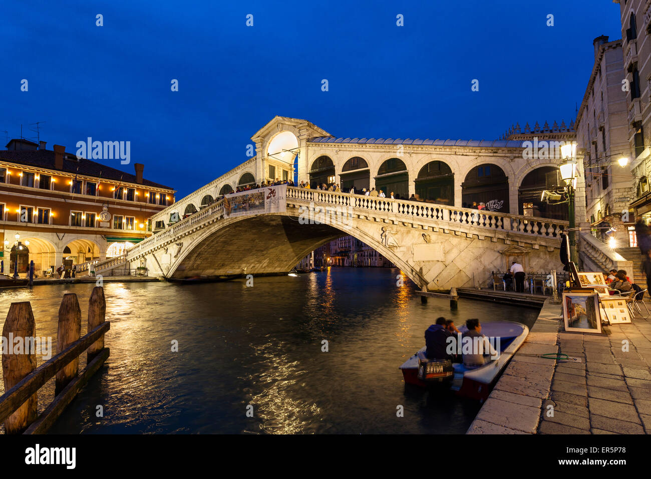 Der Canal Grande mit Rialto-Brücke in der Abenddämmerung, Venedig, Venetien, Italien, Europa Stockfoto