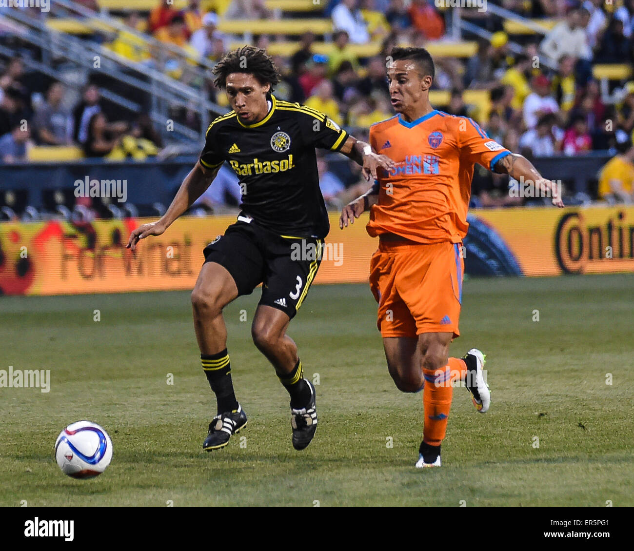 Columbus, Ohio, UK. 27. Mai 2015. Columbus Crew-SC-Verteidiger Chris Klute (schwarz) und Valencia nach vorne Rodrigo Moreno (Orange)-Kampf um den Ball während einer internationalen Freundschaftsspiel zwischen Columbus Crew SC und Valencia CF Mapfre-Stadion in Columbus, OH. Bildnachweis: Brent Clark/Alamy Live-Nachrichten Stockfoto