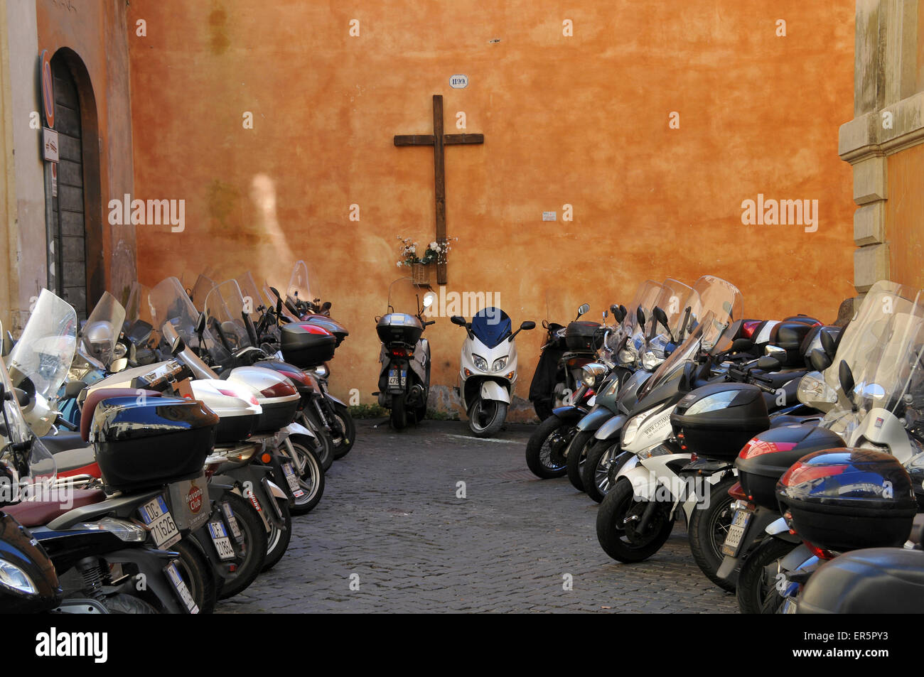 Roller geparkt in den Straßen von Rom, Italien Stockfoto