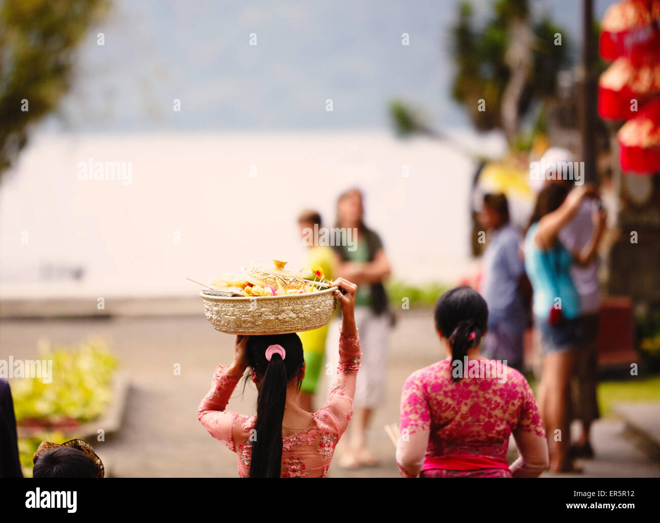 Balinesischen Frauen, die die Opfergaben zu einem Tempel, Bedoegoel, Danau Beratan, Bali, Indonesien Stockfoto