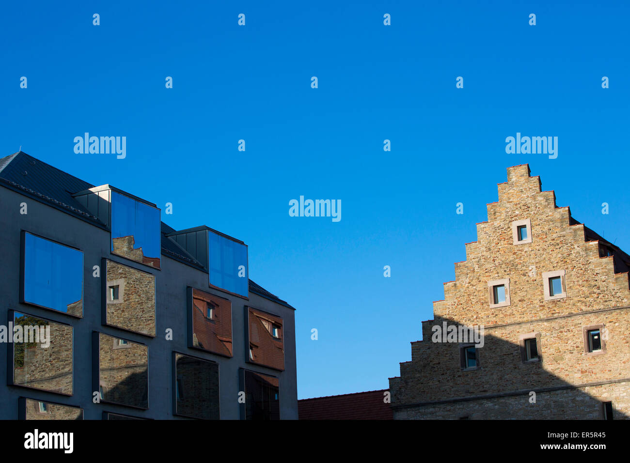 Architektonischen Kontrast eines modernen Bürogebäudes und Stadtbibliothek Stadtbuecherei Ebracher Hof, Schweinfurt, Franken, Bavar Stockfoto