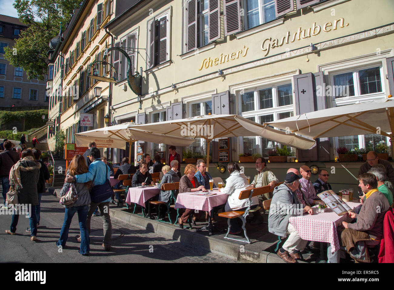 Leute sitzen außerhalb Scheiners Gaststuben Restaurant, Bamberg, Franken, Bayern, Deutschland Stockfoto