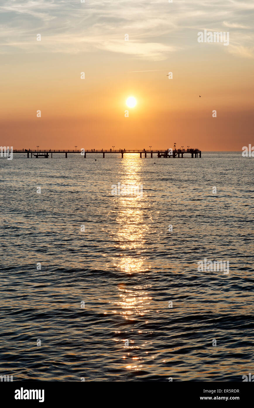 Pier bei Sonnenuntergang, Badeort der Grenzziehung an der Ostsee, Mecklenburg-Western Pomerania, Deutschland Stockfoto