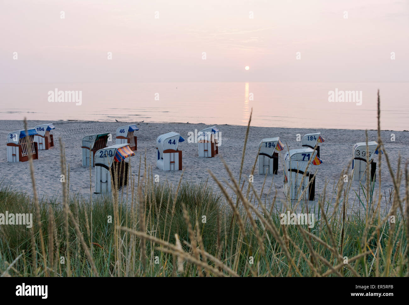 Mit Kapuze Liegestühle am Strand bei Sonnenuntergang, Ostsee, Ostseeheilbad, Schleswig-Holstein, Deutschland Stockfoto