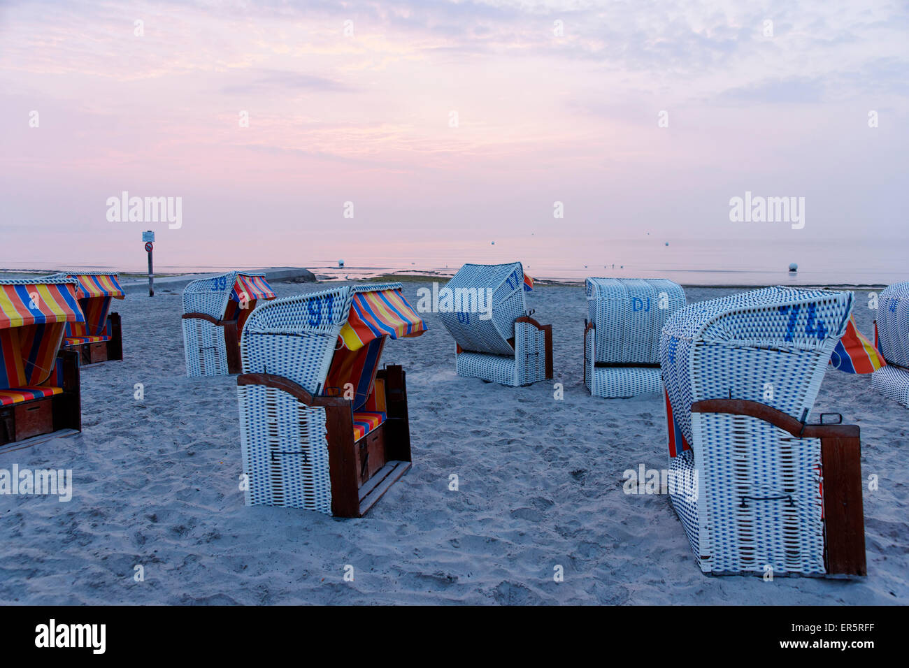 Mit Kapuze Liegestühle am Strand bei Sonnenuntergang, Ostsee, Ostseeheilbad, Schleswig-Holstein, Deutschland Stockfoto