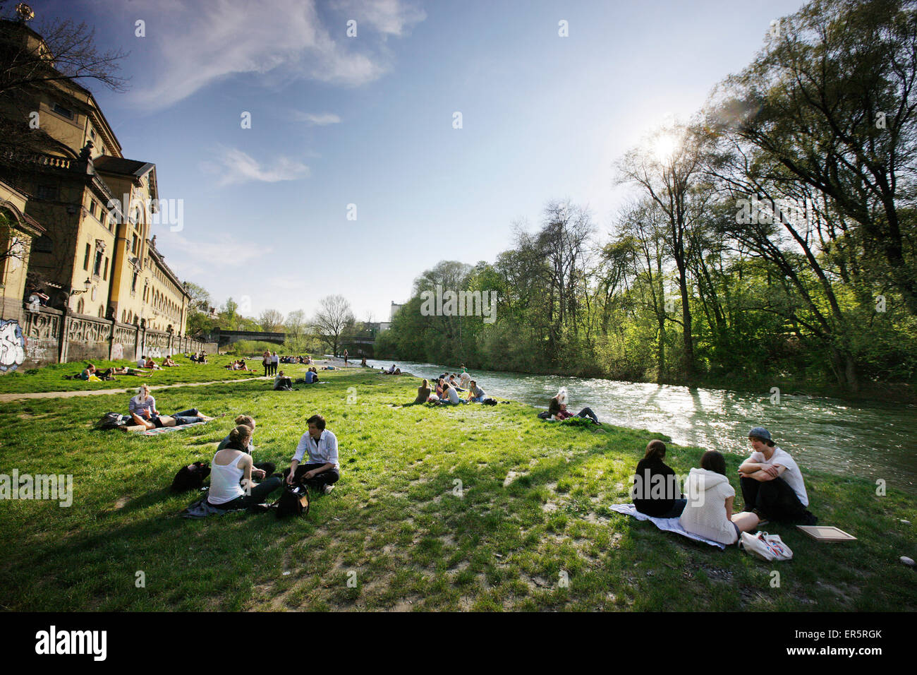 Menschen, die Erholung am Fluss Isar, Mullersches Volksbad, München, Bayern, Deutschland Stockfoto