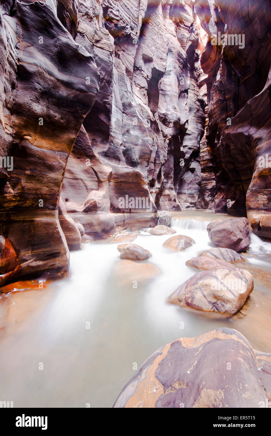 Arnon Fluss vorbei an einer Schlucht, Wadi Mujib, Jordanien, Naher Osten Stockfoto