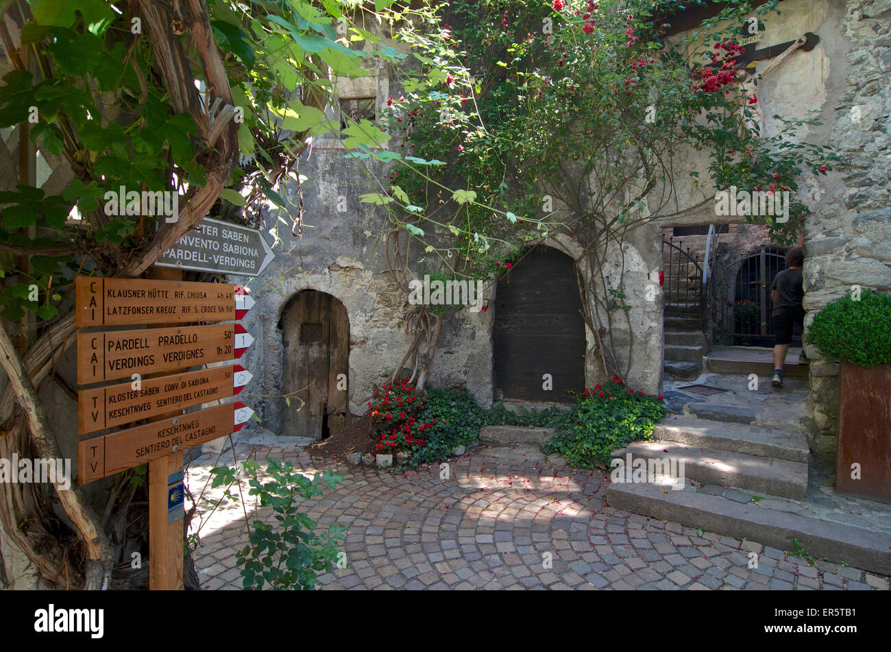 Wegweiser in einer versteckten Stelle Chiusa Klausen, Val Di´Isarco, Dolomiten, Südtirol, Südtirol, Oberitalien Stockfoto