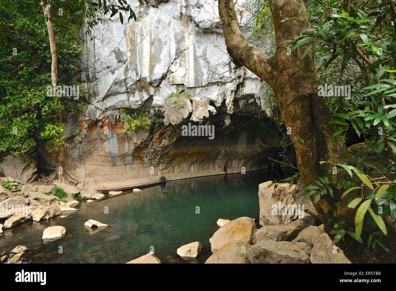 Fluss fließt durch die 7km lange Tham Kong Lo Kalksteinhöhle in Zentral-Laos, Khammuan Provinz, Südostasien, Asien Stockfoto