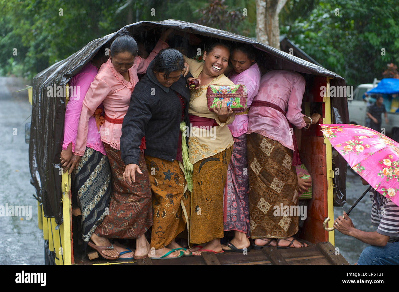 Balinesische Frauen quetschen sich auf der Rückseite eines LKW auf dem Heimweg von einem Tempel besuchen, Pura Luhur Batu Karu, Bali, Indonesien Stockfoto