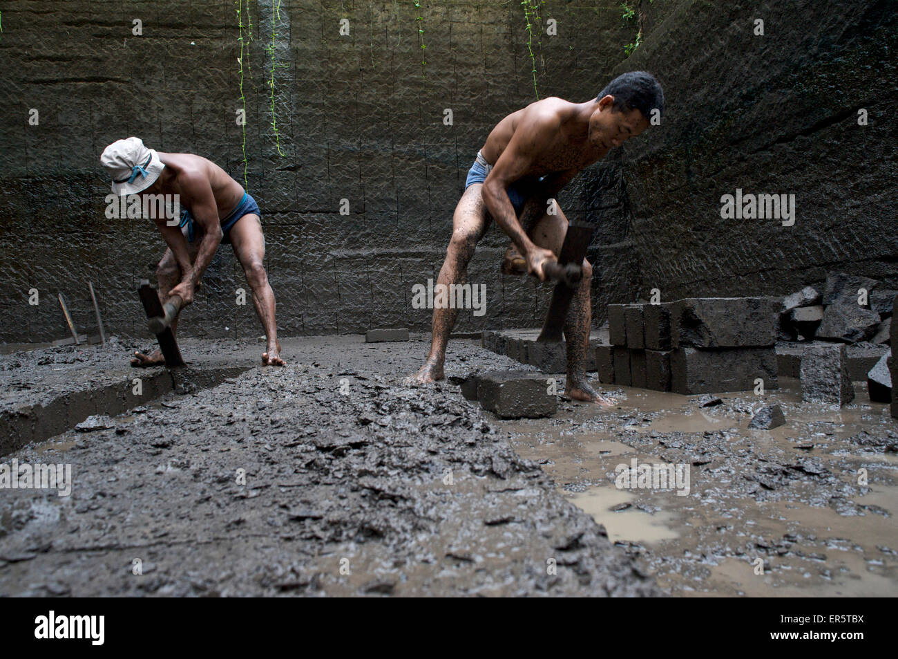 Javanischen Arbeiter in einem Steinbruch im Südwesten von Bali, Indonesien Stockfoto