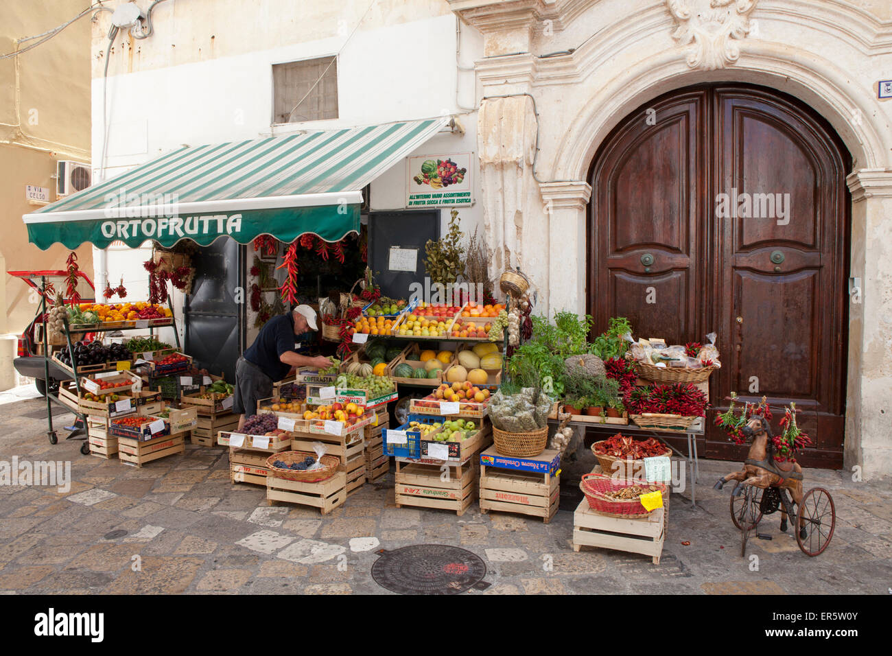 Gemüsehandel im historischen Zentrum von Gallipoli, Provinz Lecce, Apulien, Golf von Tarent, Italien, Europa Stockfoto