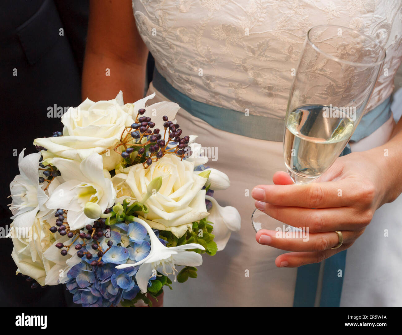 Braut mit Brautstrauß Stockfoto