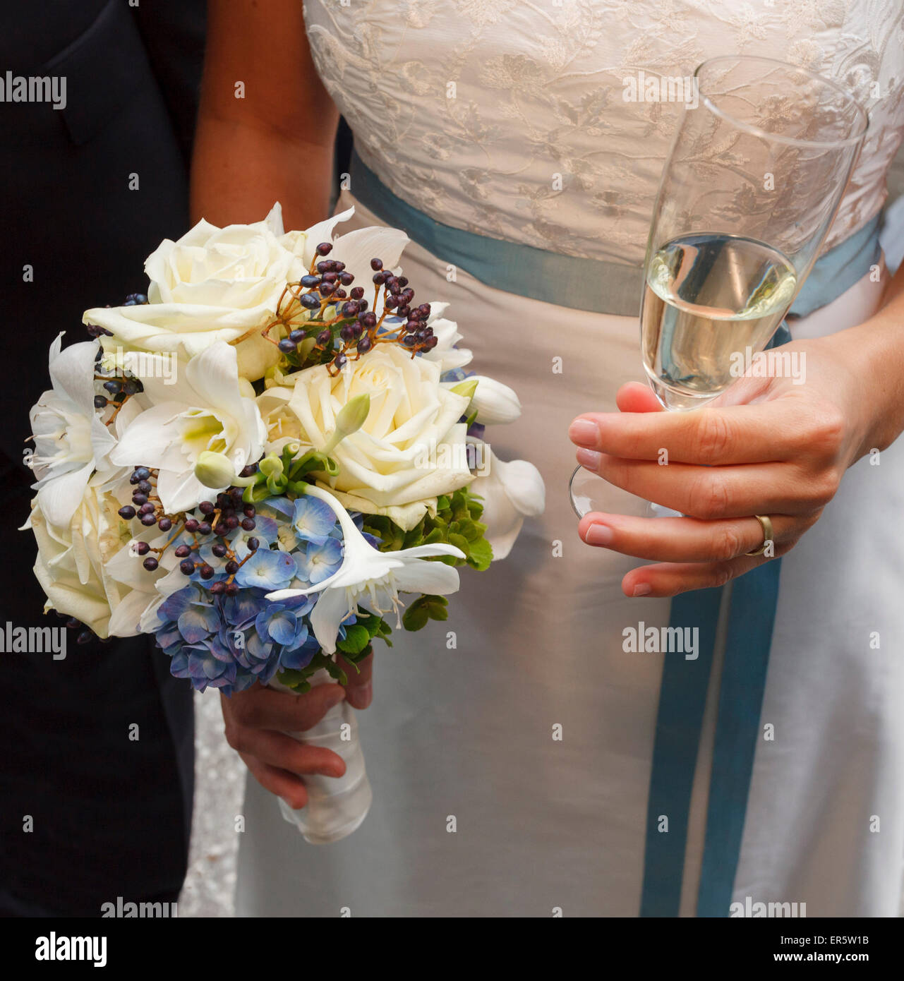 Braut mit Brautstrauß, Deutschland Stockfoto