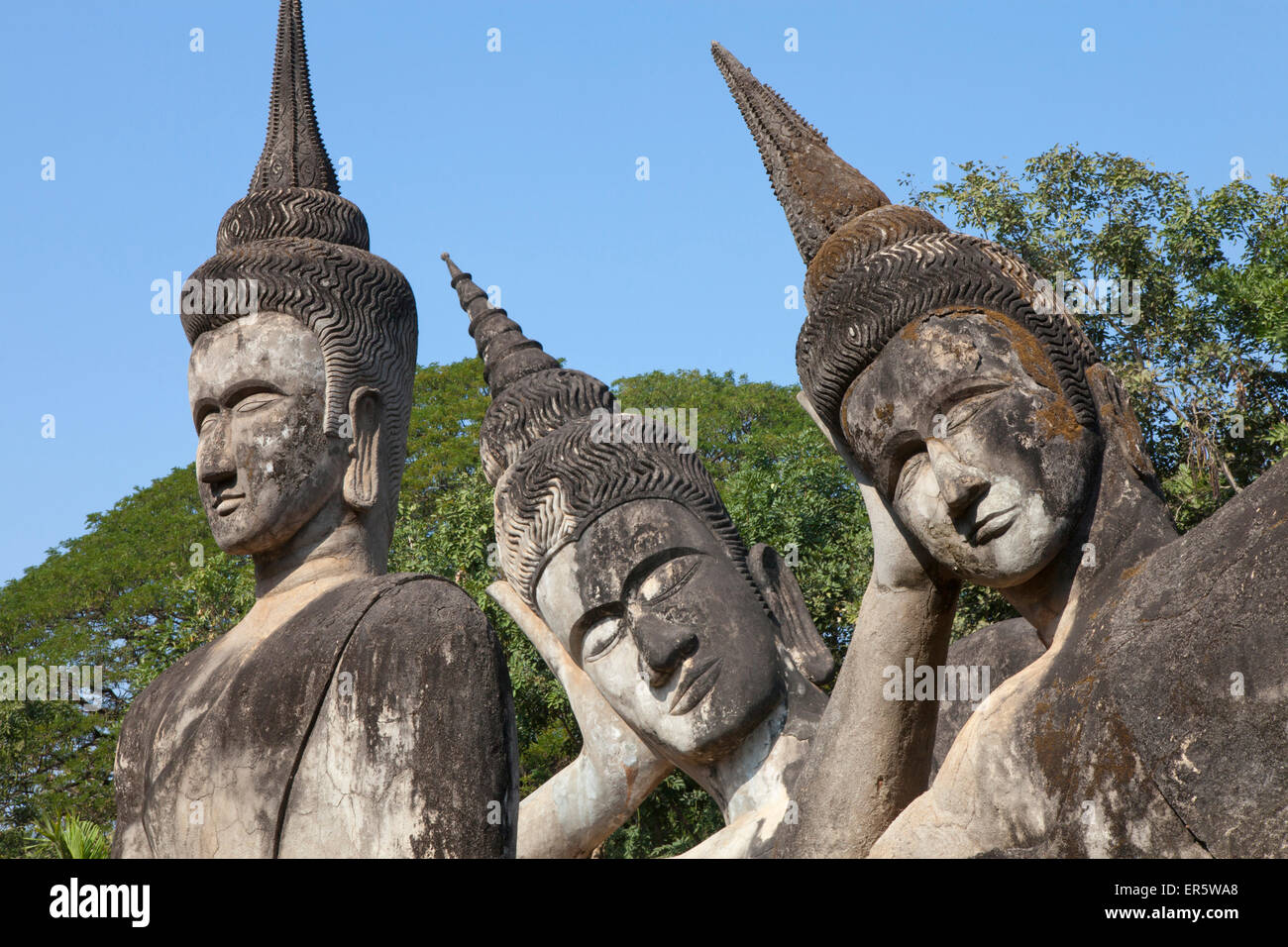 Drei buddhistischen Skulpturen in Xieng Khuan Buddha Park in Vientiane, der Hauptstadt von Laos, Asien Stockfoto