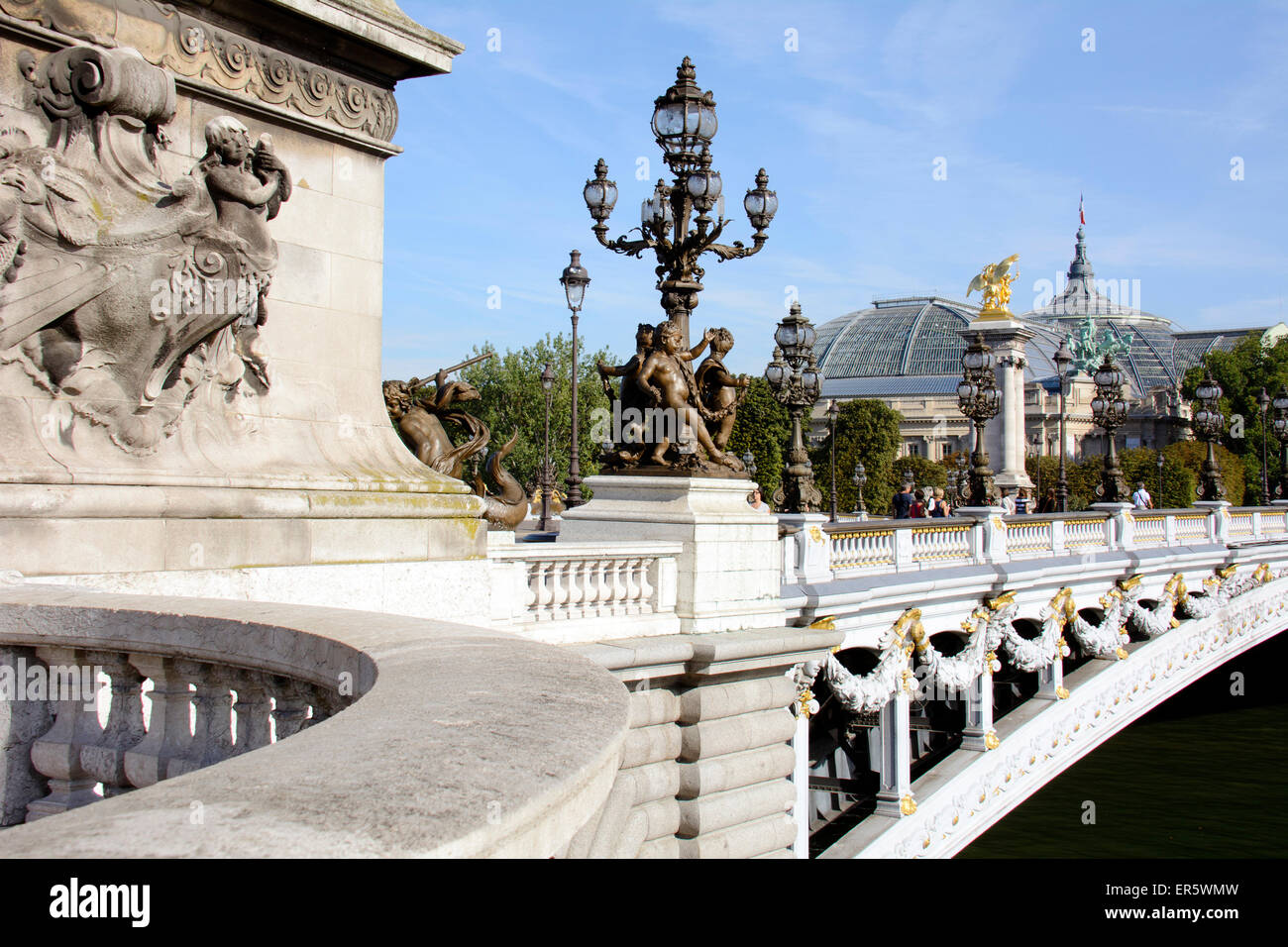 Pont Alexandre mit Grand Palais im Hintergrund, Paris, Frankreich, Europa Stockfoto